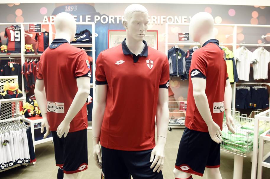 La terza maglia del Genoa presentata ieri al Genoa Museum and Store